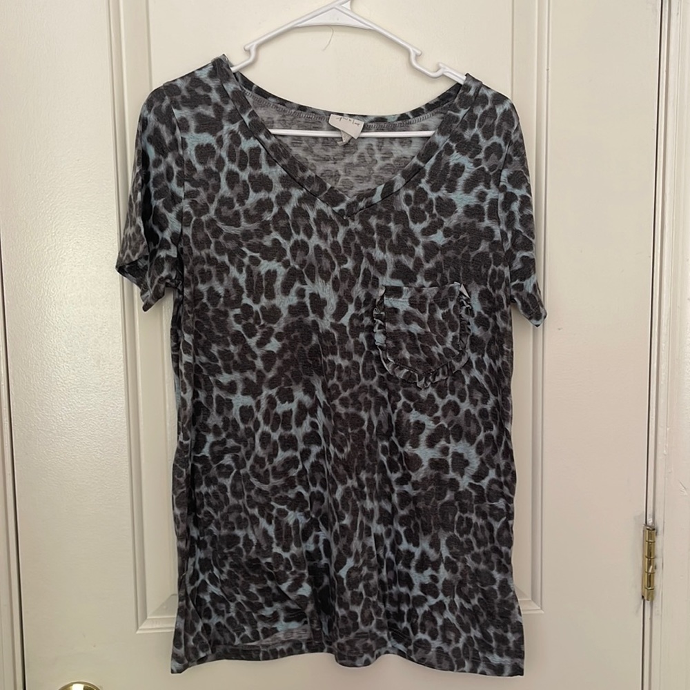 Blue gray leopard tea with ruffle pocket